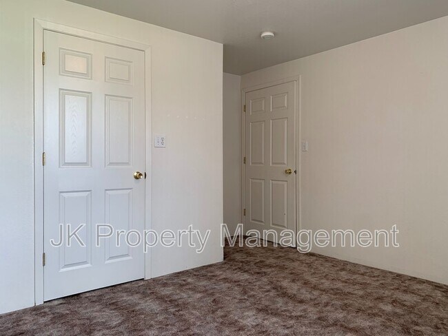 Building Photo - 1612 Sand Ct