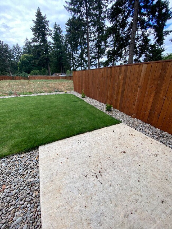 Building Photo - **SPRING SPECIAL- $400 off first months rent**  3 Bedroom Duplex in Veneta