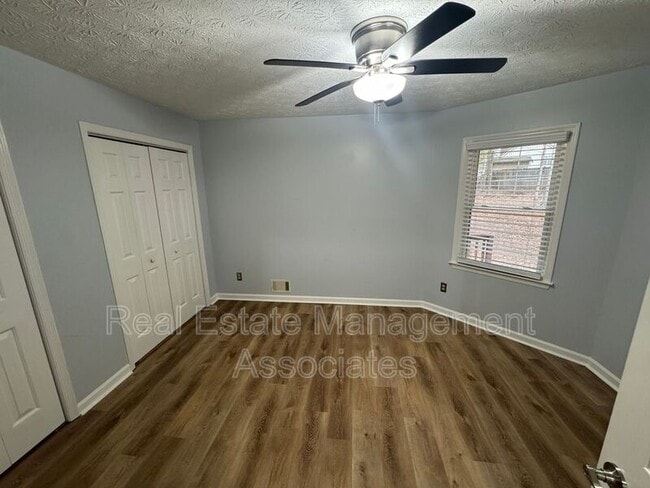 Building Photo - 129 Wagon Wheel Cir