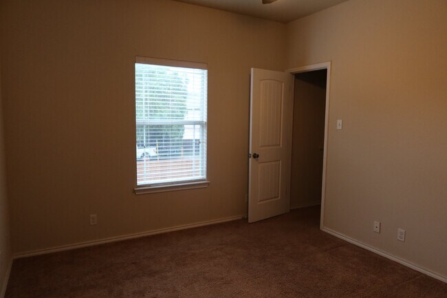 Building Photo - Now Pre-Leasing for Fall 2026–Spring 2027!