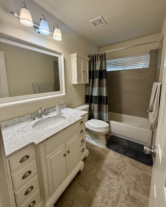 Building Photo - 510 Roble Fino