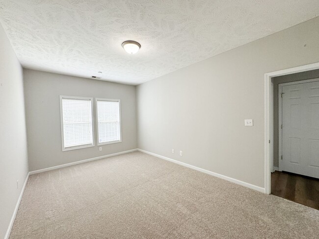 Building Photo - Gorgeous 2 Bed, 2 Bath End Unit Townhome
