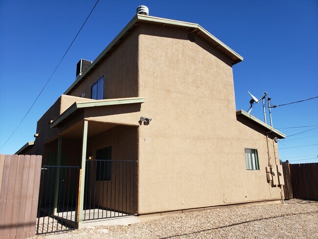 Building Photo - 918 E Lee St