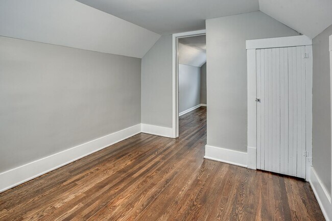 Building Photo - Charming Aksarben Gem