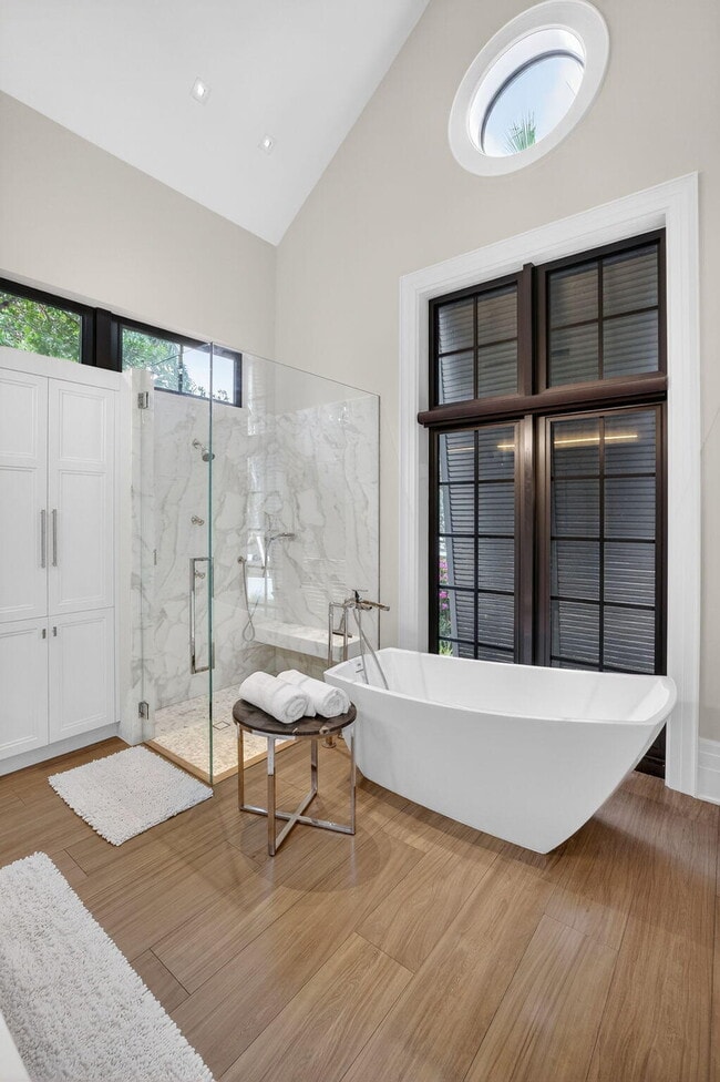 Building Photo - 400 Mola Ave