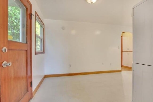 Building Photo - APPLICATION PENDING - Adorable 1 bedroom/1...