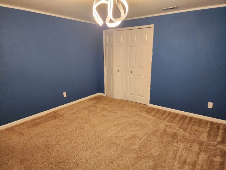 Building Photo - 7487 Farmcrest Rd