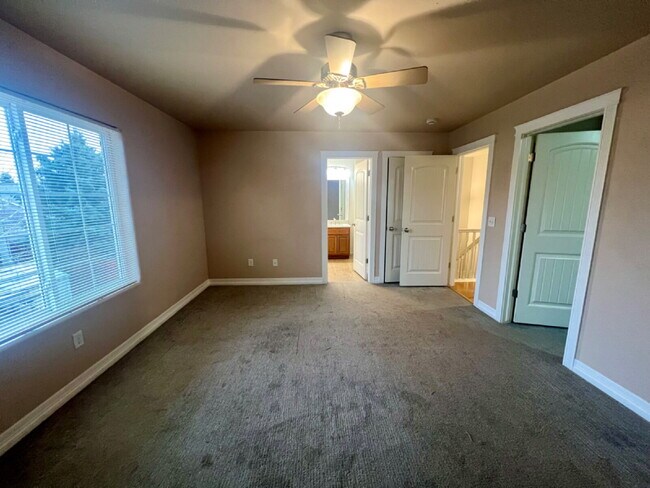 Building Photo - 3 Bedroom Townhome