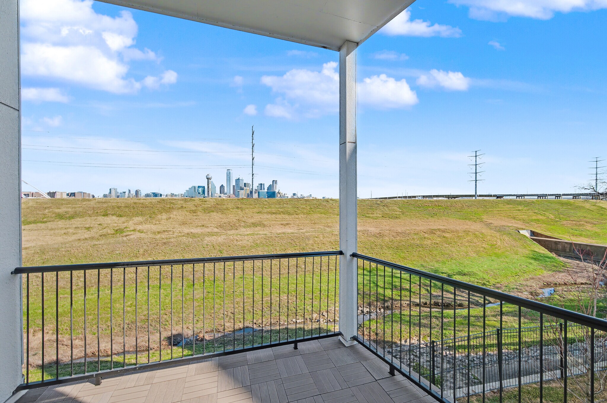 Building Photo - 381 E Greenbriar Ln