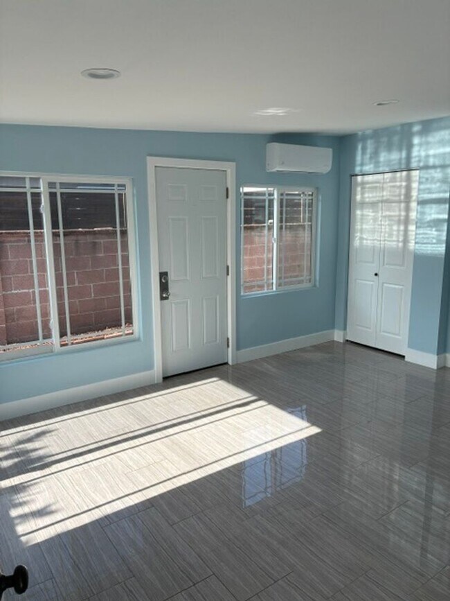 Building Photo - 5 Bedroom 4 Bath House in Garden Grove