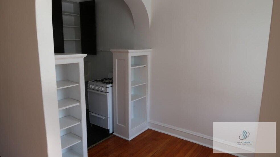 Building Photo - 4588 N Elston Ave