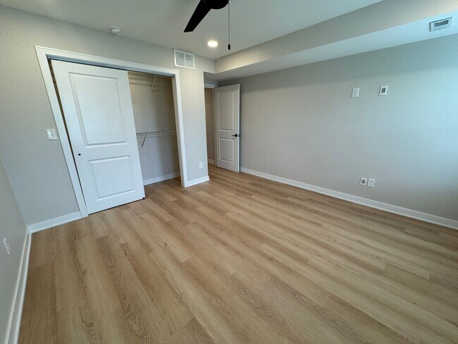 Building Photo - 1234-1236-1236 Summit St