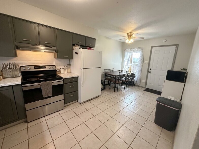 Building Photo - 1720 Leona Dr