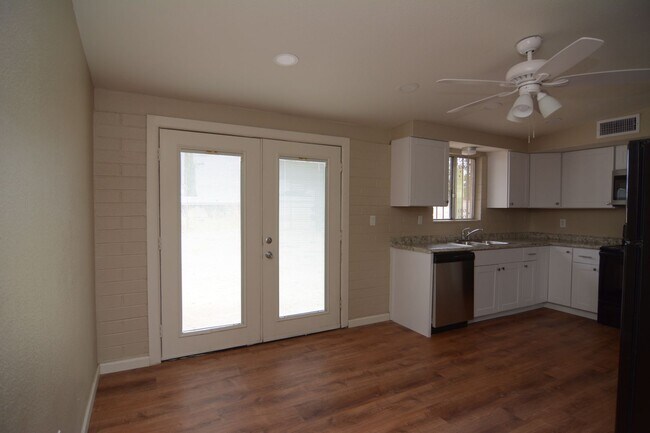 Building Photo - Charming 3 Bedroom 2 Bath Home! South Tucs...