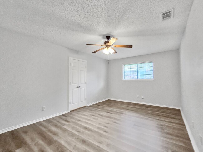 Building Photo - Coming Soon! 4 BR/2BA | Newly Renovated Single Family Home | Covered Patio | In Waxahachie!