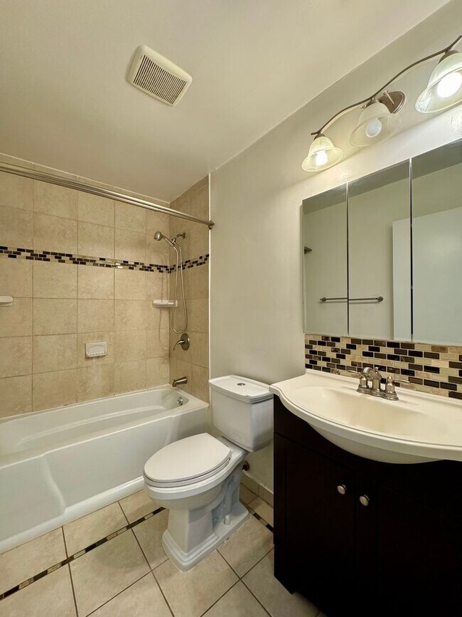 Building Photo - Charming 3 Bedroom/2 Bathroom in Essex, MD!