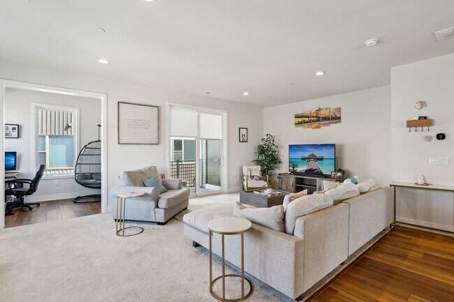 Building Photo - Gorgeous 3BD/2.5BA Waterfront Townhome!