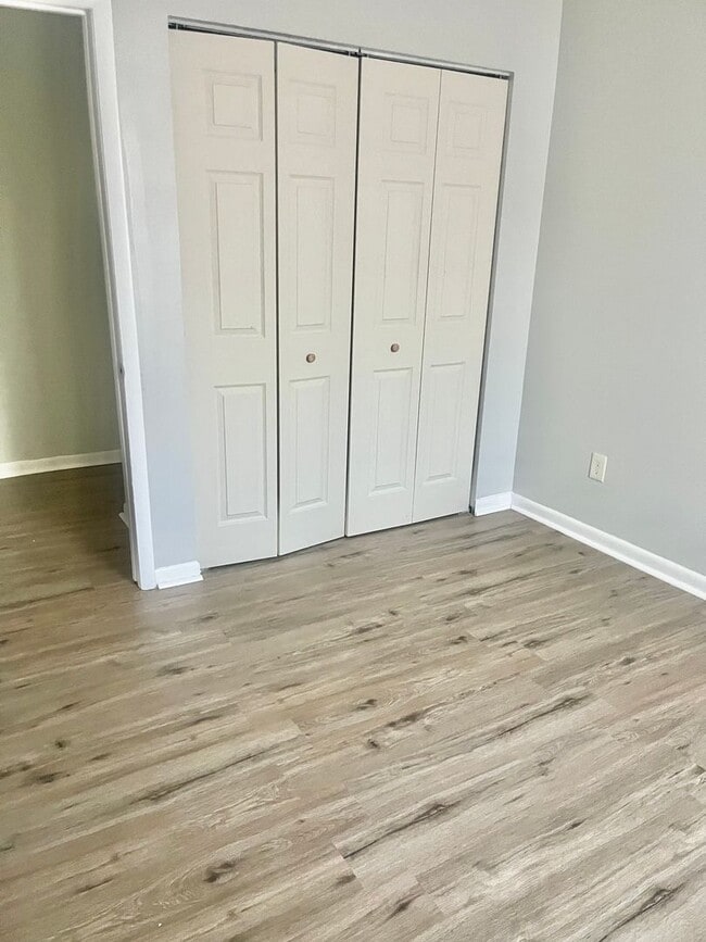 Building Photo - 3 Bedroom 2.5 Bath Unit Townhouse Frederic...