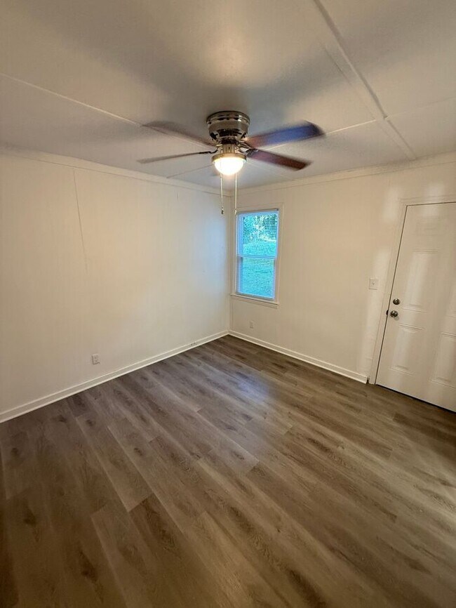 Building Photo - 605 Betty St