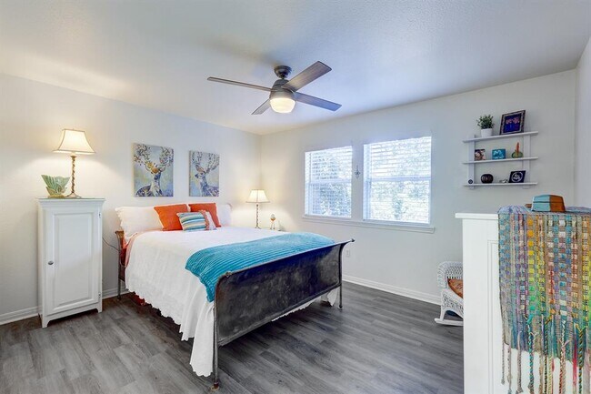 Building Photo - 358 Shady Bluff Dr