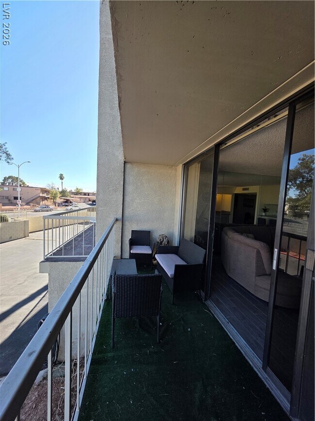 Building Photo - 750 S Royal Crest Cir