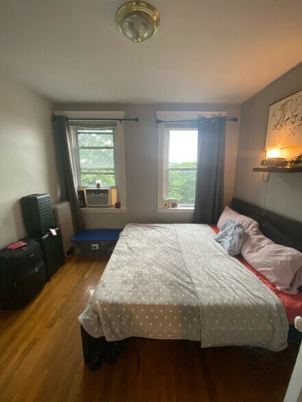 Building Photo - 376 Riverway