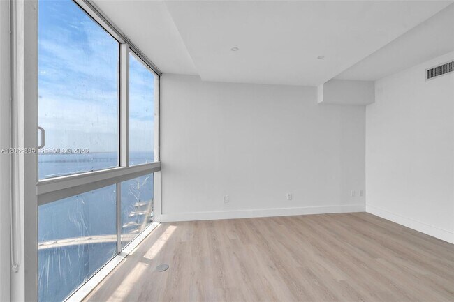 Building Photo - 495 Brickell Ave