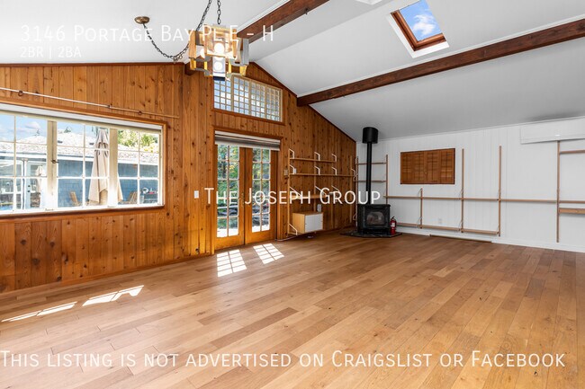 Building Photo - One of a kind 2 bed/1.75 bath houseboat ov...