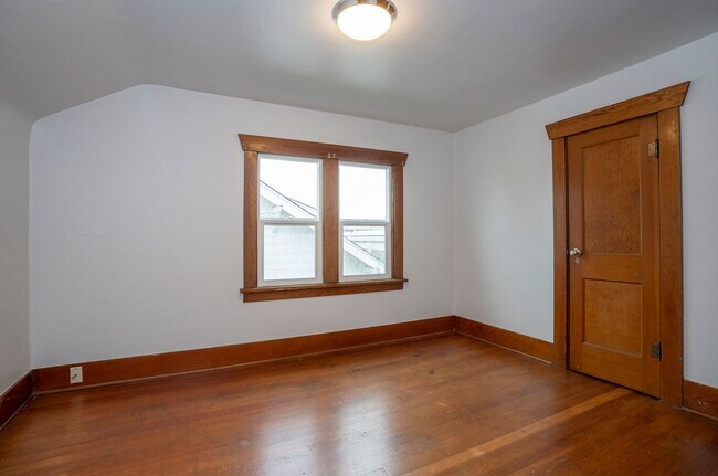 Building Photo - 4 Bedroom Craftsman Style House in Tacoma