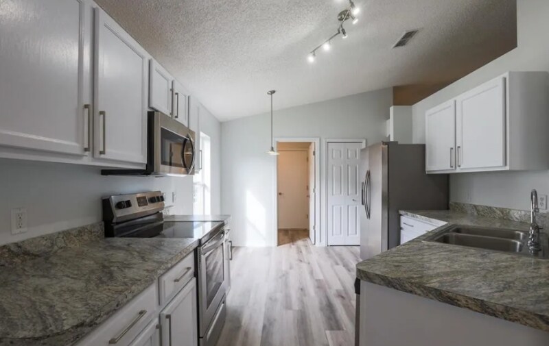 Building Photo - 200 Tree Branch Ln