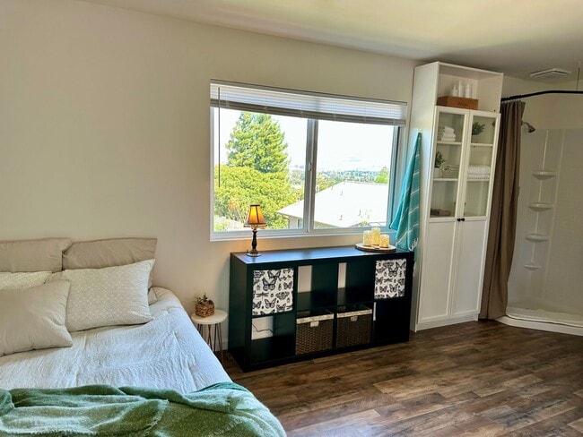 Building Photo - Studio Available in West Petaluma - Utilit...