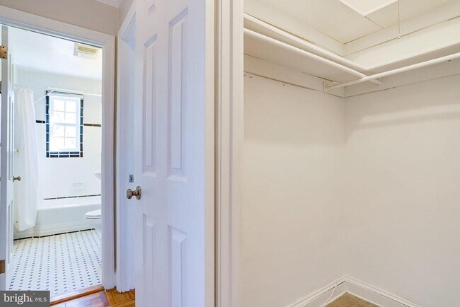 Building Photo - 1716 W Abingdon Dr