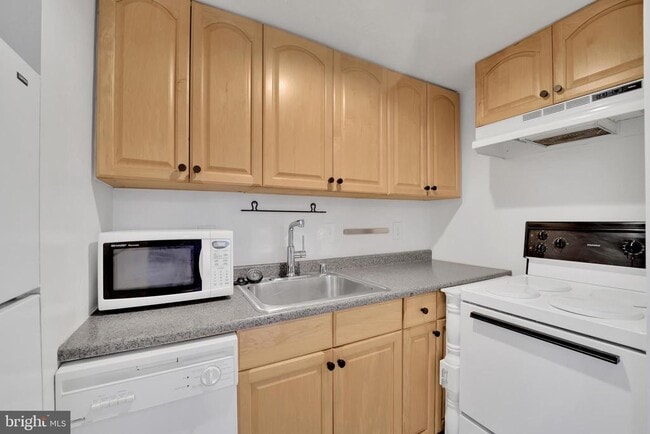 Building Photo - 1133 13th St NW