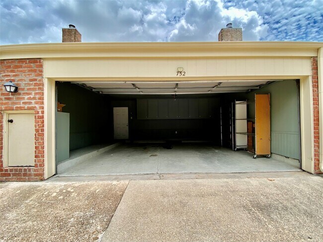 Building Photo - 752 Augusta Dr