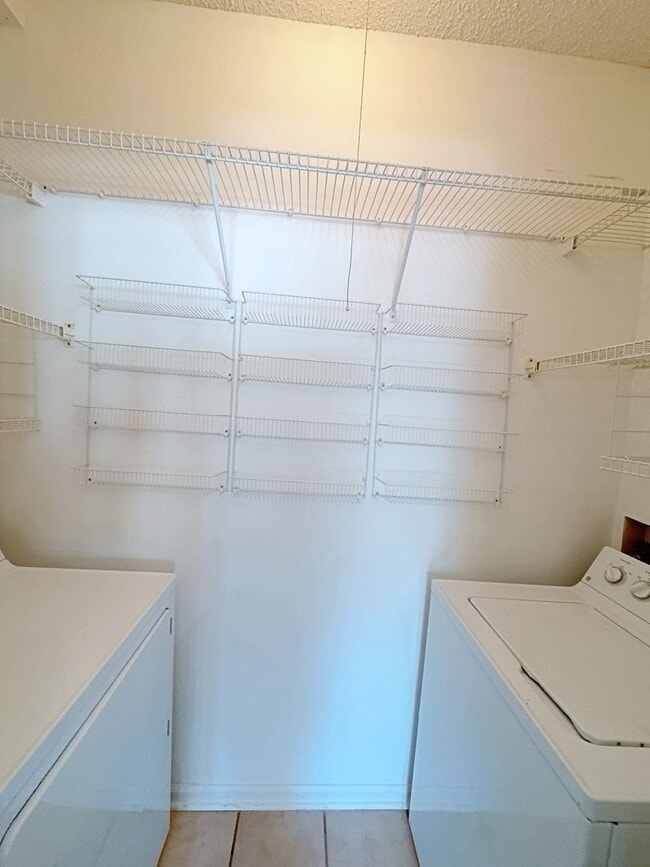 Building Photo - Welcome to this charming 2-bedroom, 2-bath...