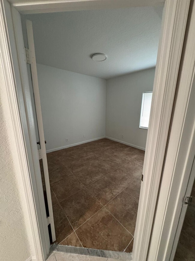 Building Photo - 1161 Golden Lakes Blvd