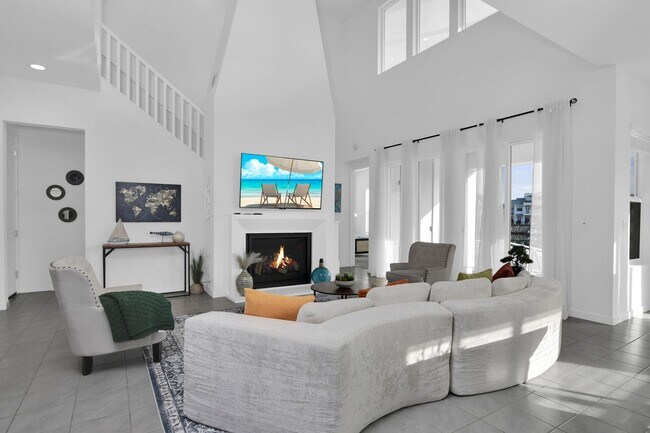 Building Photo - Waterfront Beauty