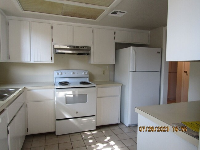 Building Photo - Very nice townhome located in the Heritage...