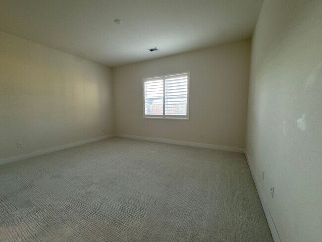 Building Photo - Gorgeous 3 bed / 3 bath home with upgrades...