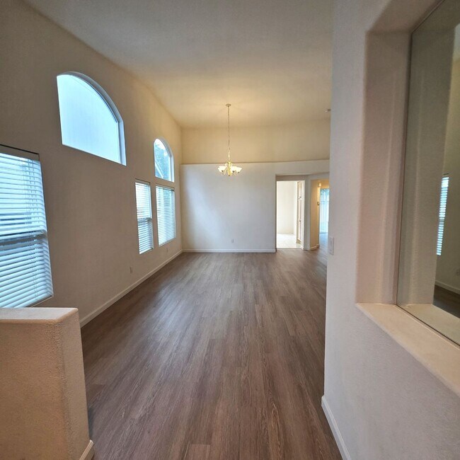 Building Photo - Clayton Single Story 3bd/2ba - Bright open living w/new flooring