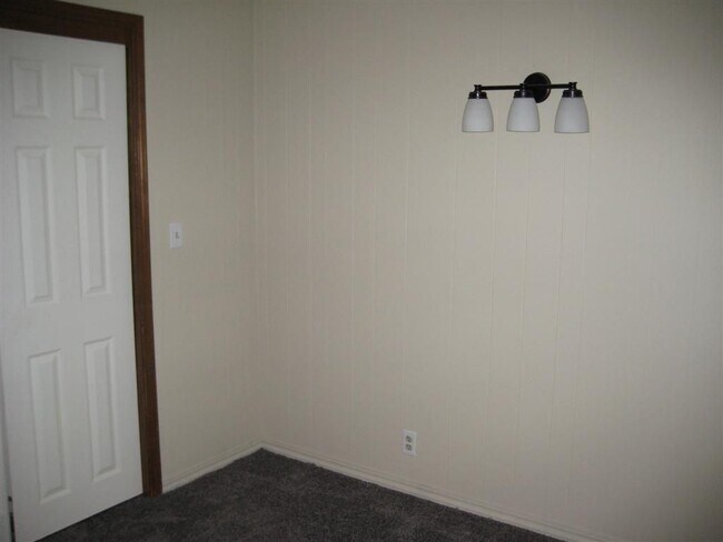 Building Photo - 5 bedrooms