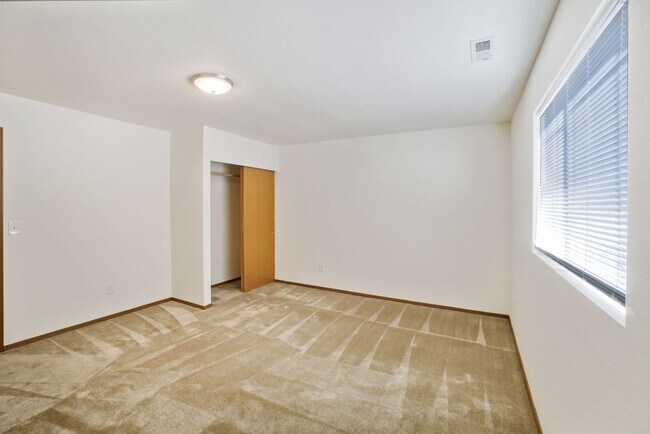 Building Photo - 4BR Split Level