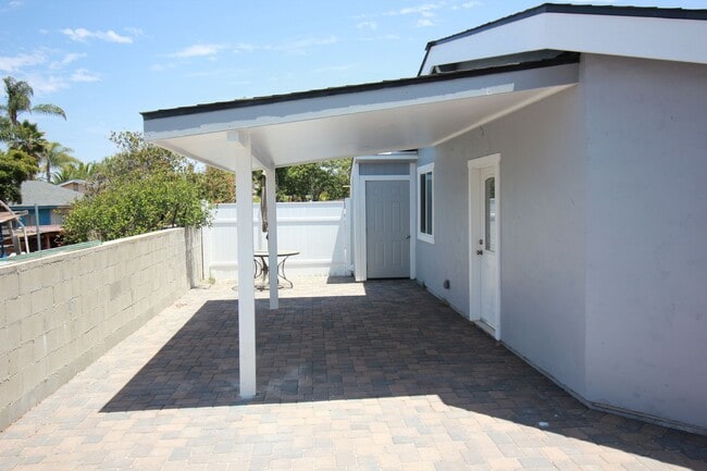 Building Photo - Modern stand alone 2 bedroom home, back gate close - No Pets!