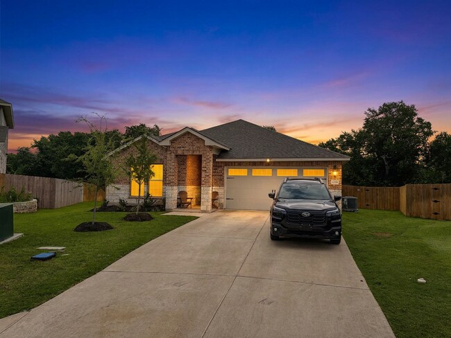 Building Photo - Spacious 4 Bed / 2.5 Bath Home with Fenced Yard & Modern Finishes in Belton