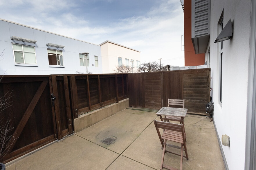 Building Photo - 451 Kansas St