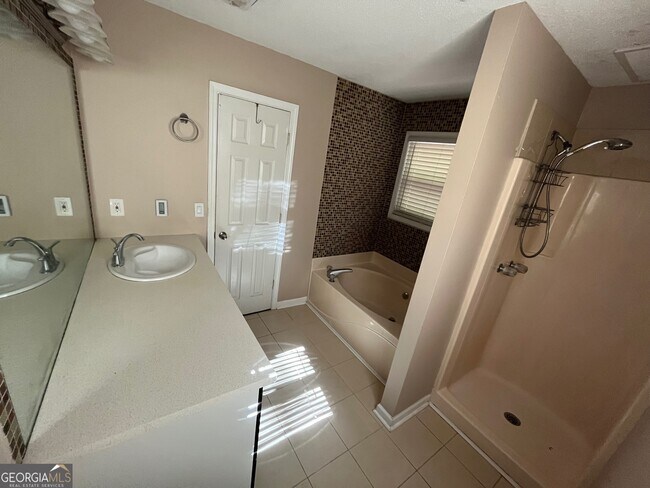 Building Photo - 70 Park Meadows Dr SW