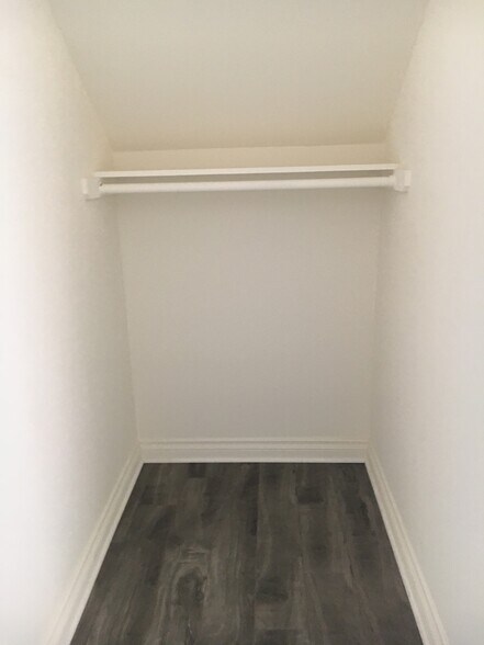 CLOSET - 523 N Benton Way