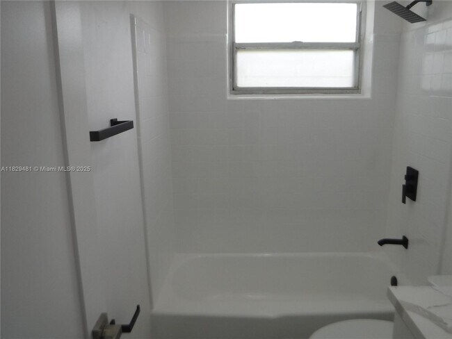 Building Photo - 1045 NE 39th Dr