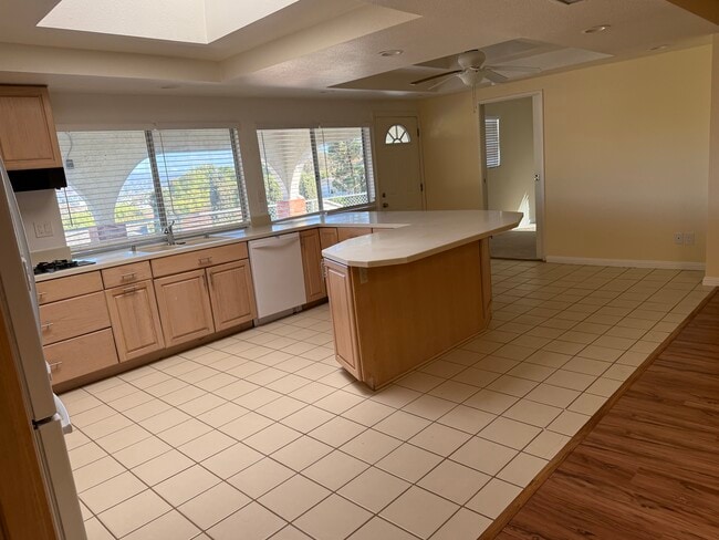 Building Photo - 569 Mundy Terrace