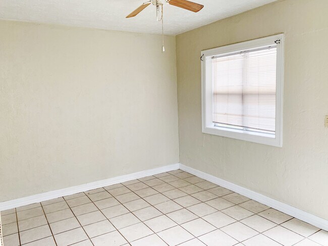 Building Photo - 905 E Fayle